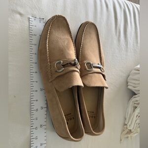 NEVER WORN: Men’s tan suede loafers
